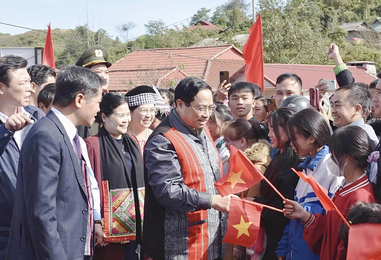 Thủ tướng thăm hỏi người dân xã Sà Dề Phìn