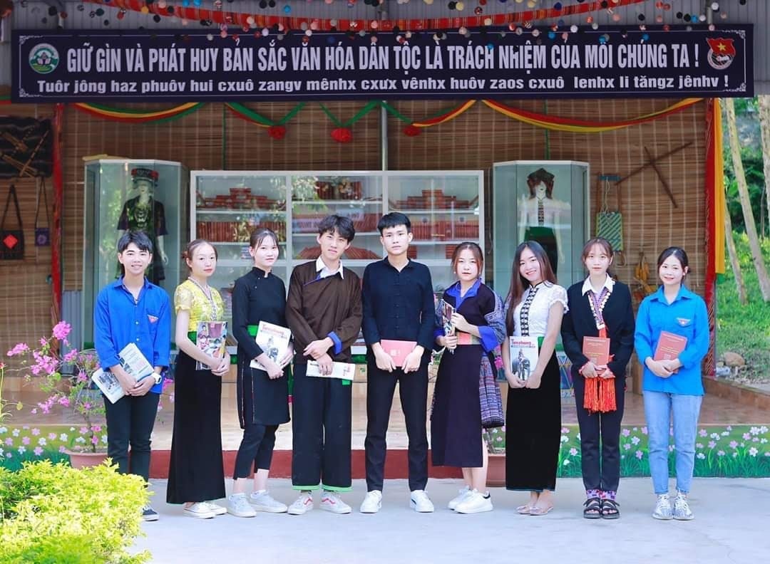Thông qua các hoạt động ngoại khóa và  các môn học đã giúp cho học sinh hiểu biết về bản sắc văn hóa dân tộc mình