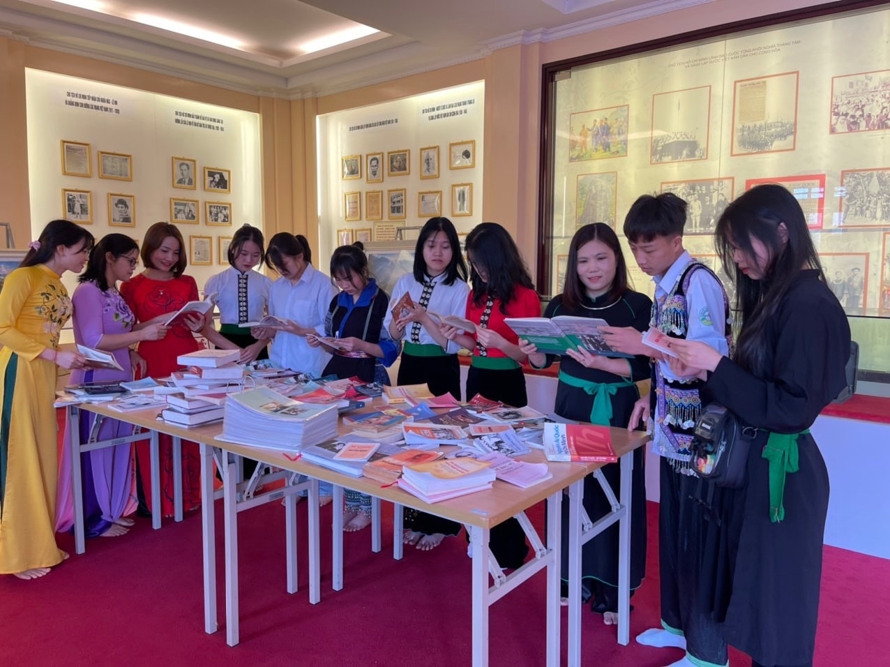 Việc thường xuyên mặc trang phục dân tộc cũng giúp nâng cao ý thức bảo tồn văn hóa truyền thống cho các em học sinh