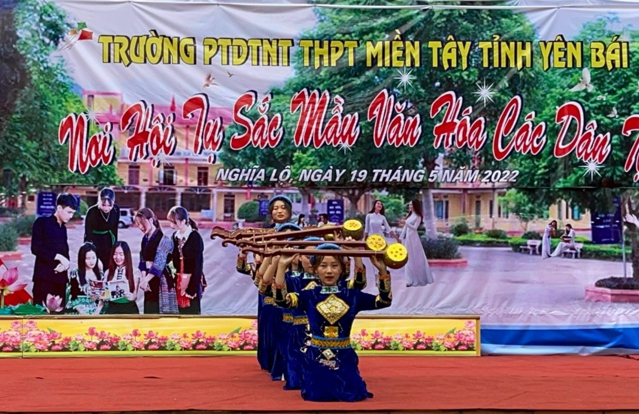 Thông qua các hoạt động ngoại khóa và tích hợp các môn học đã giúp cho học sinh hiểu biết về bản sắc văn hóa dân tộc mình