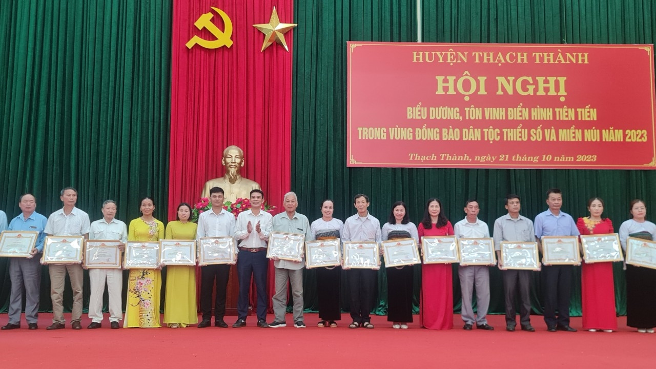 Trong tháng 10 vừa qua, đã có 120 cá nhân được Chủ tịch UBND huyện Thạch Thành tặng Giấy khen vì đã có thành tích tiêu biểu, điển hình tiên tiến trong vùng đồng bào DTTS và miền núi huyện Thạch Thành 2021 - 2023