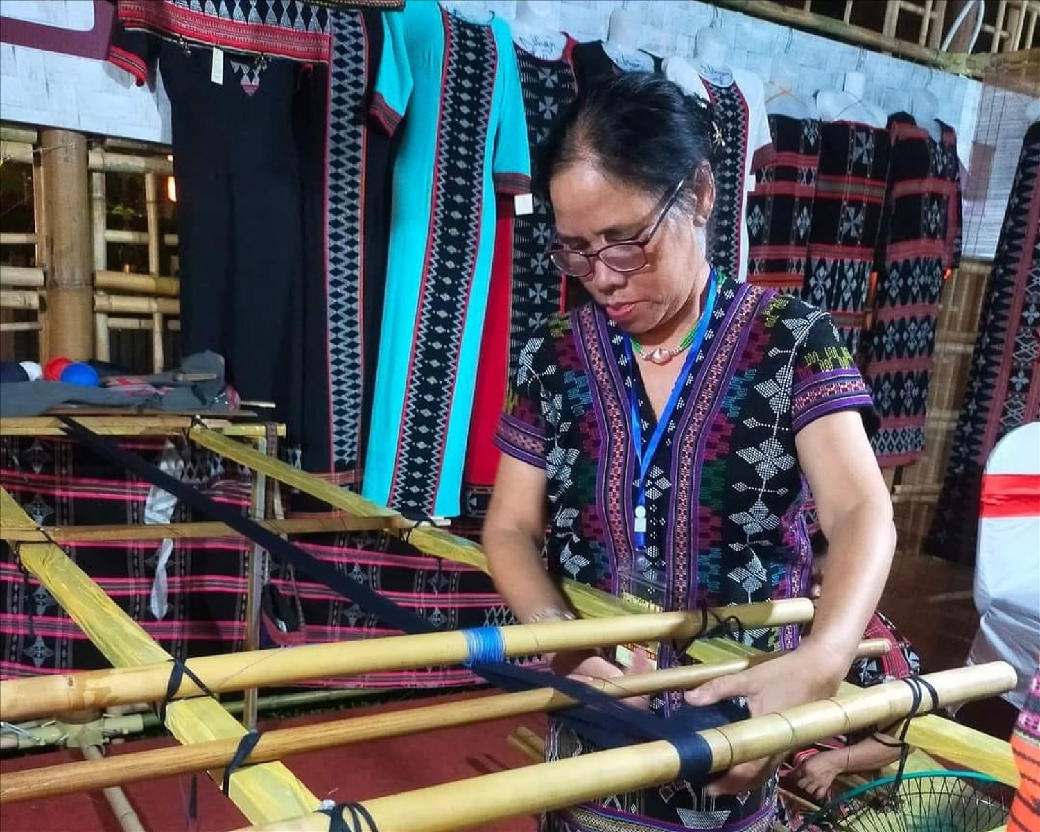 Sản phẩm Zèng được dệt nên bằng bàn tay khéo léo và sự sáng tạo của người phụ nữ Tà Ôi. 