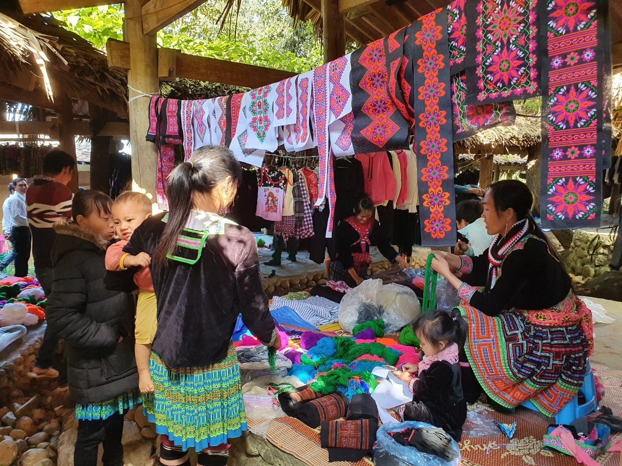 Chợ là nơi hội tụ, lan tỏa nhiều nét đẹp văn hóa truyền thống của đồng bào các DTTS (Trong ảnh: Một góc chợ phiên Sin Suối Hồ, huyện Phong Thổ, tỉnh Lai Châu) Chợ là nơi hội tụ, lan tỏa nhiều nét đẹp văn hóa truyền thống của đồng bào các DTTS (Trong ảnh: Một góc chợ phiên Sin Suối Hồ, huyện Phong Thổ, tỉnh Lai Châu)