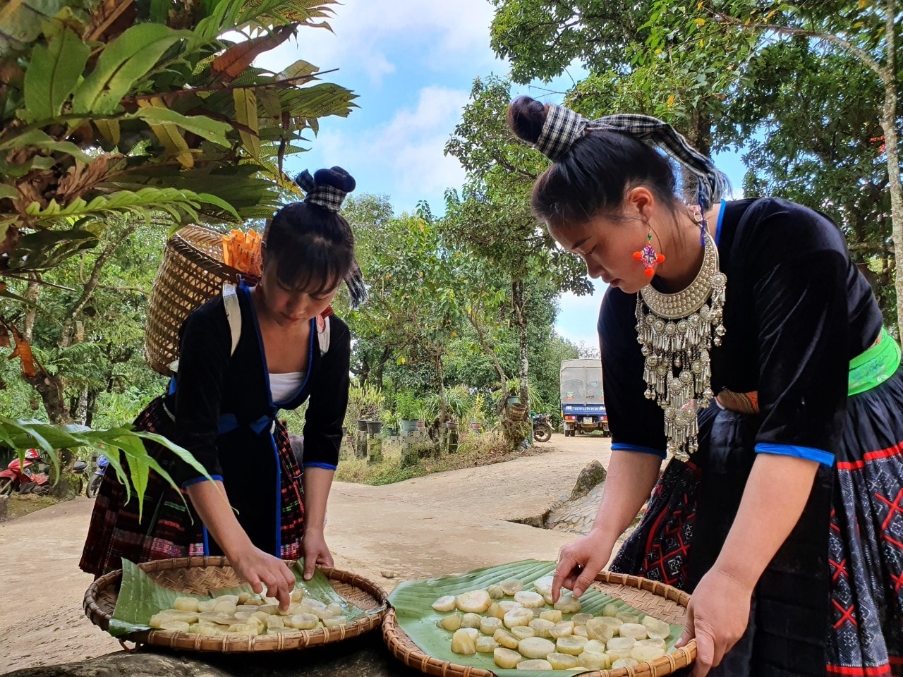 Chợ là kênh quảng bá hiệu quả các sản phẩm đặc trưng của đồng bào các DTTS. Chợ là kênh quảng bá hiệu quả các sản phẩm đặc trưng của đồng bào các DTTS.