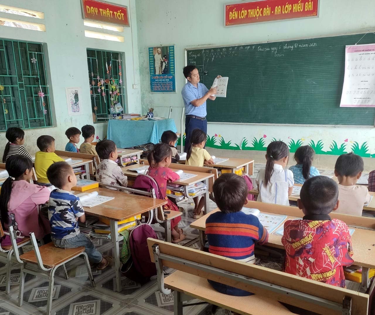 Với 15 năm dạy học tại điểm trường Thèn Pả, 2 vợ chồng thầy cô Vi Thị Dinh và Mai Đức Tiệp vượt qua muôn vàn những khó khăn và thử thách.