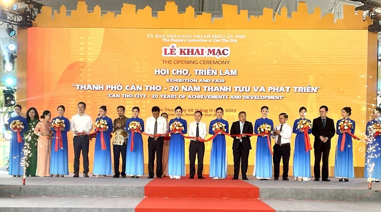 Các đại biểu cắt băng khánh thành khai mạc hội chợ, triển lãm