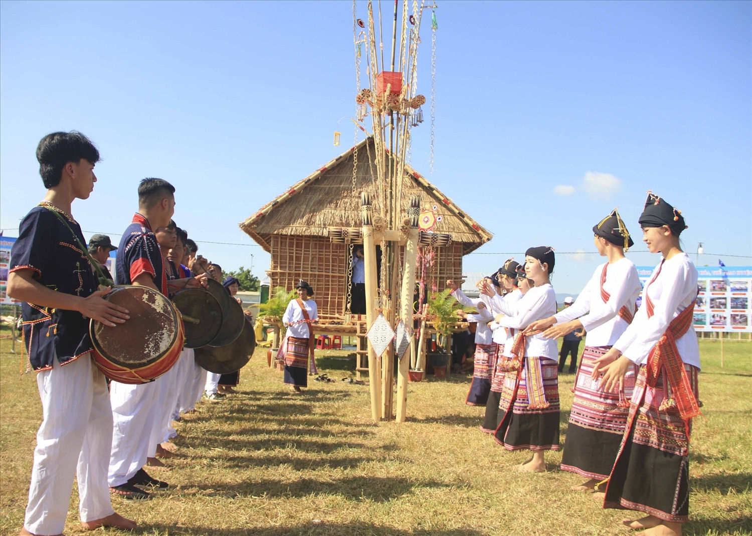 Đắm say tiếng trống K’toang của người Chăm H’roi 