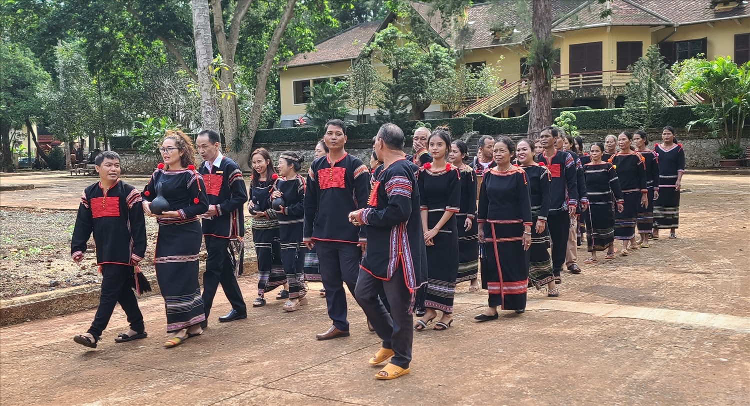 Đoàn rước rể di chuyển từ nhà trai về nhà gái Đoàn rước rể di chuyển từ nhà trai về nhà gái