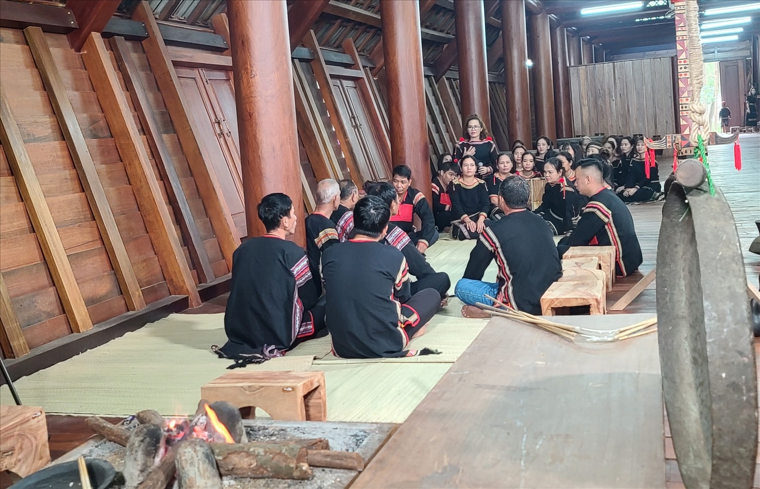 Đại diện hai bên gia đình nói chuyện và thực hiện các nghi thức rước rể Đại diện hai bên gia đình nói chuyện và thực hiện các nghi thức rước rể