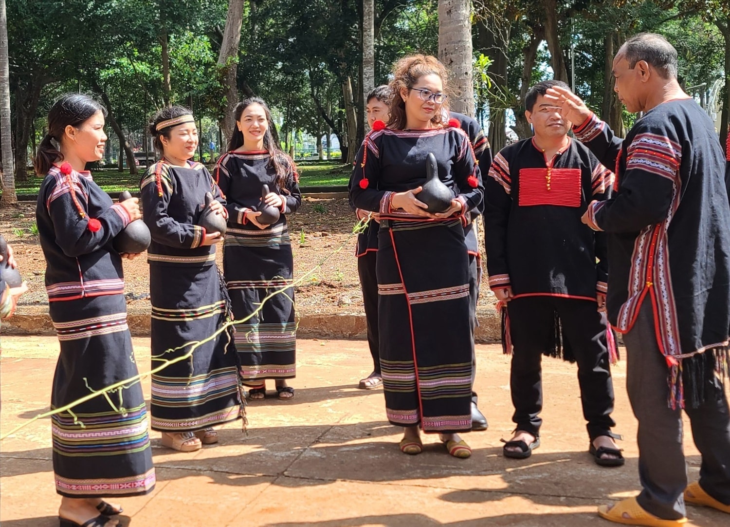 Trong quá trình rước rể, đoàn sẽ gặp những cản trở và phải có cách đối đáp khéo léo để vượt qua Trong quá trình rước rể, đoàn sẽ gặp những cản trở và phải có cách đối đáp khéo léo để vượt qua