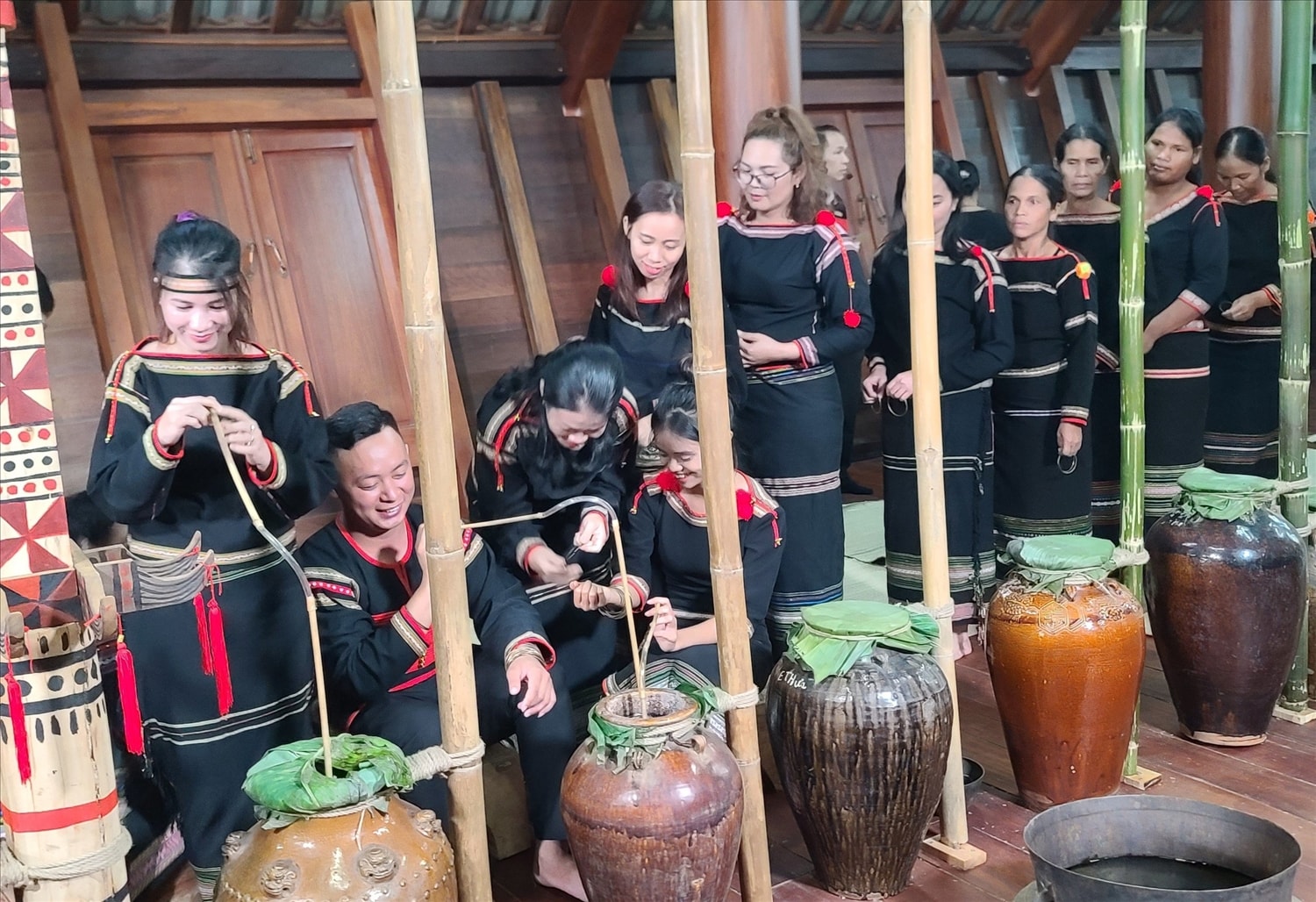 Người thân, bạn bè trao quà cưới cho cô dâu, chú rể Người thân, bạn bè trao quà cưới cho cô dâu, chú rể