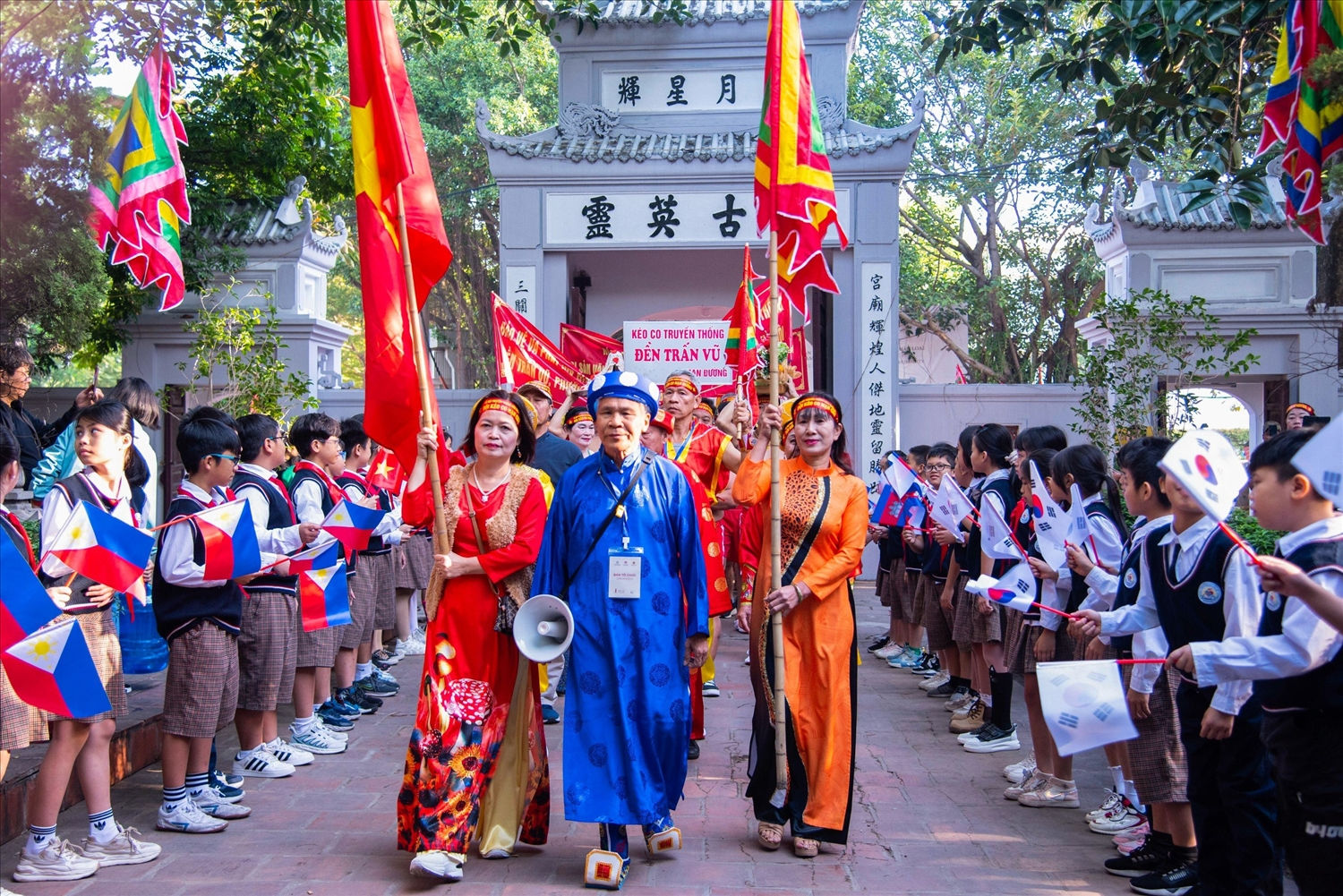 Các cụ trong đội tế của đền dâng hương và làm lễ tế