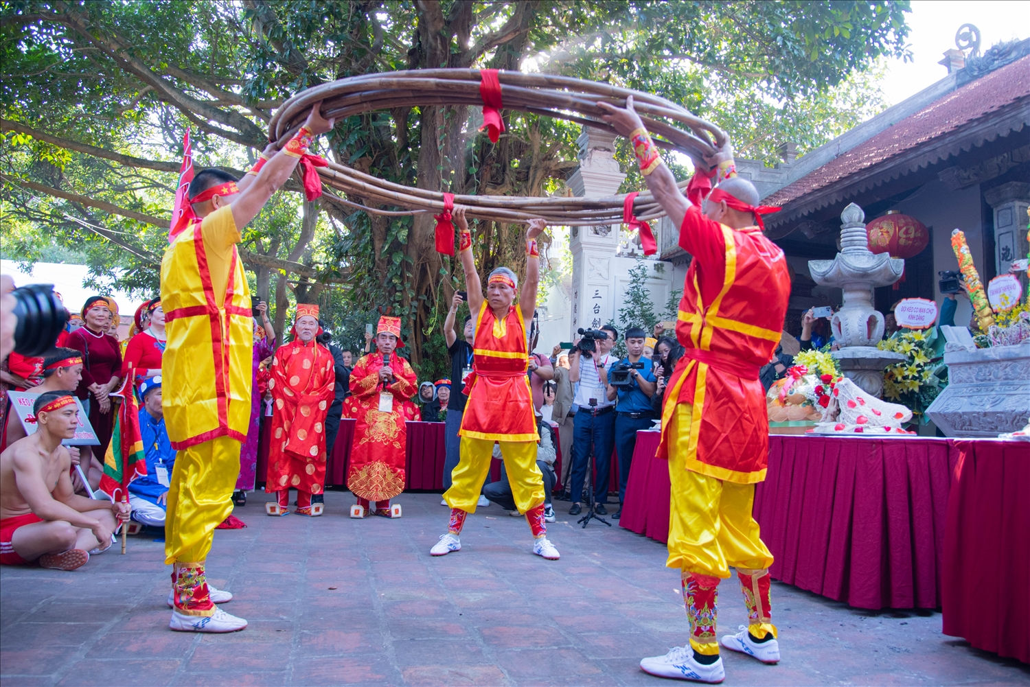Thanh niên đội kéo co đền Trấn Vũ (phường Thạch Bàn, quận Long Biên, TP Hà Nội) thực hiện nghi thức nâng song tế thánh. Dây song dài 30m được cuộn tròn, thực hiện nâng lên hạ xuống 3 lần, thể hiện tinh thần quyết tâm và nâng cao khí thế