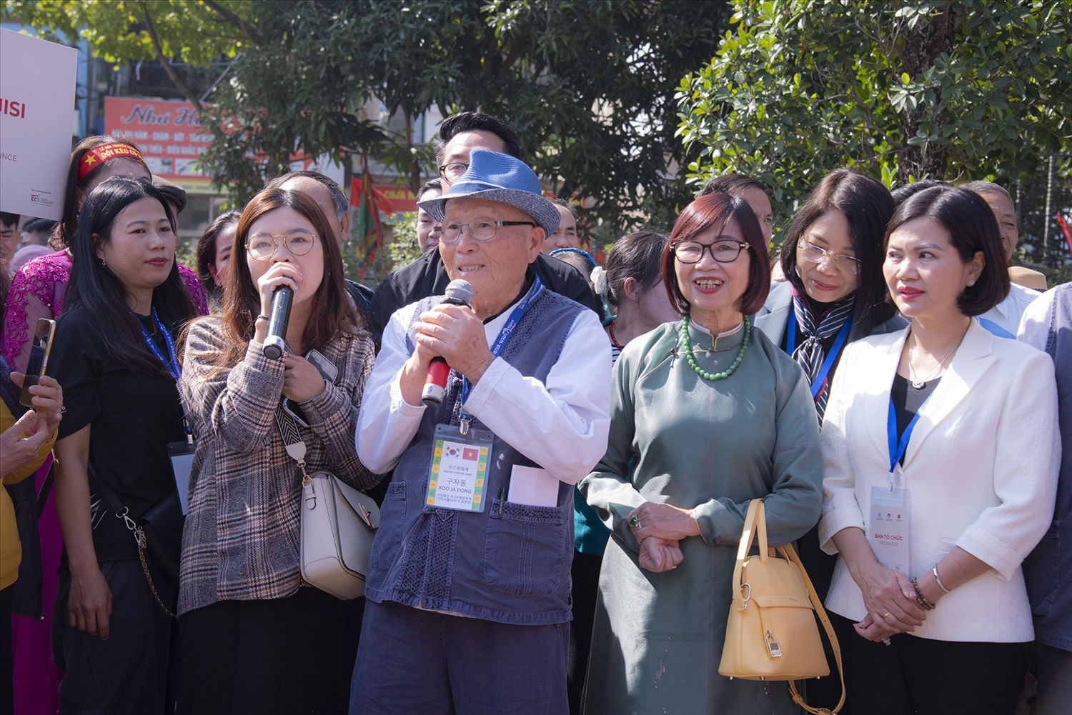 Tại buổi lễ, ông Koo Ja Dong - Nghệ nhân kéo co Hàn Quốc cho biết, Gijisi là lễ hội kéo co truyền thống của thành phố Dangjin xuất hiện khoảng 500 năm về trước. Dây kéo là sợi dây bện bằng rơm, có thể dài tới 200m, nặng tới 40 tấn. Đến ngày lễ, người dân các vùng thường đổ về để kéo co, vừa kéo họ vừa giải khát bằng rượu gạo Makgeolli