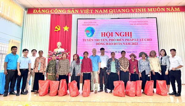 Đoàn công tác tặng quà cho các hộ gia đình đồng bào dân tộc thiểu số khó khăn