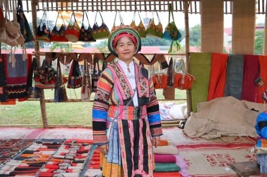 Nghệ nhân Vàng Thị Mai tại gian hàng trưng bày sản phẩm dệt thủ công Lùng Tám trong một triển lãm.