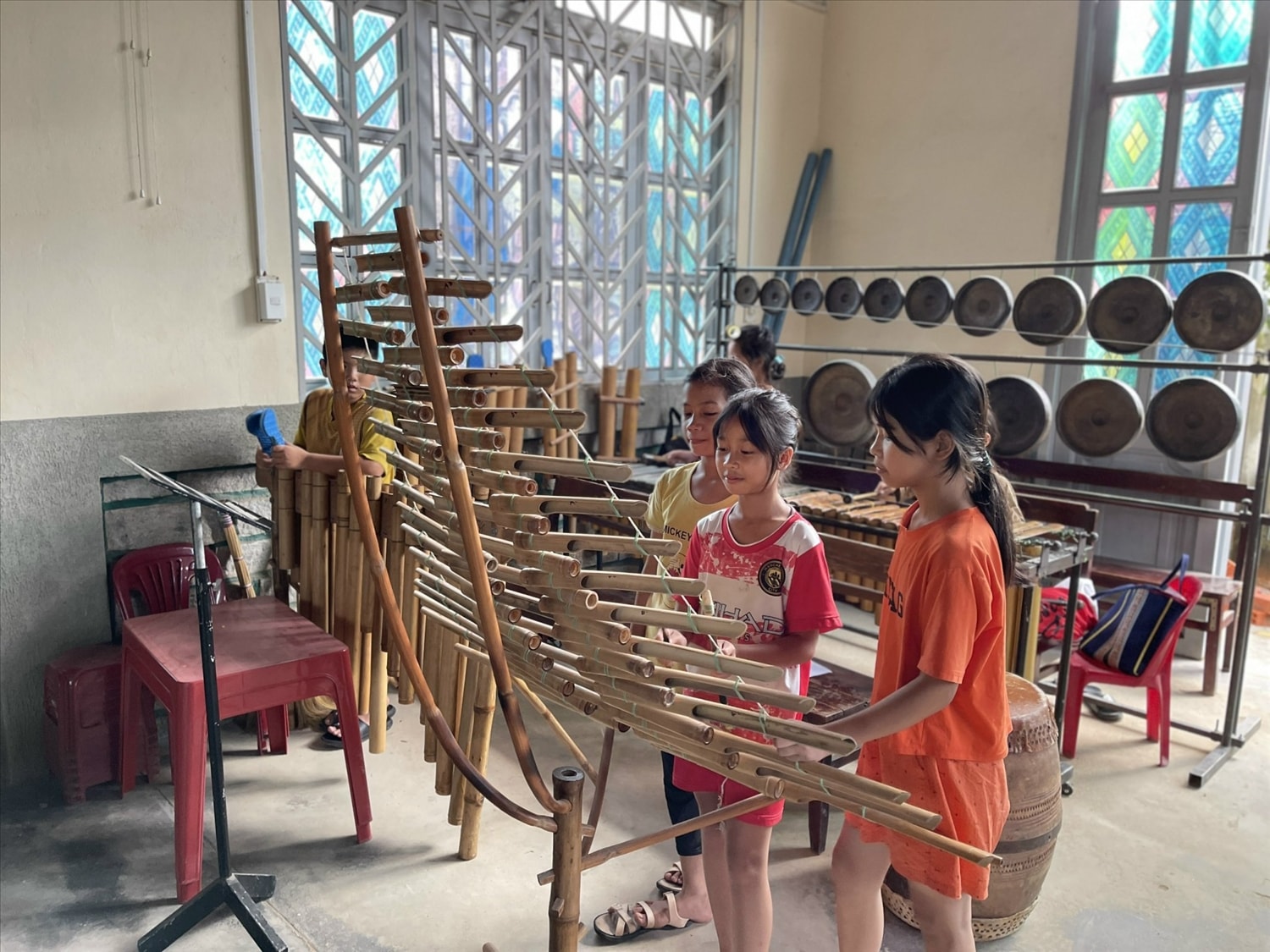 Cô bé Y Thiên An còn trở thành cô giáo nhí bất đắc dĩ dạy nhạc cụ dân tộc của hơn 10 bạn nhỏ cùng làng