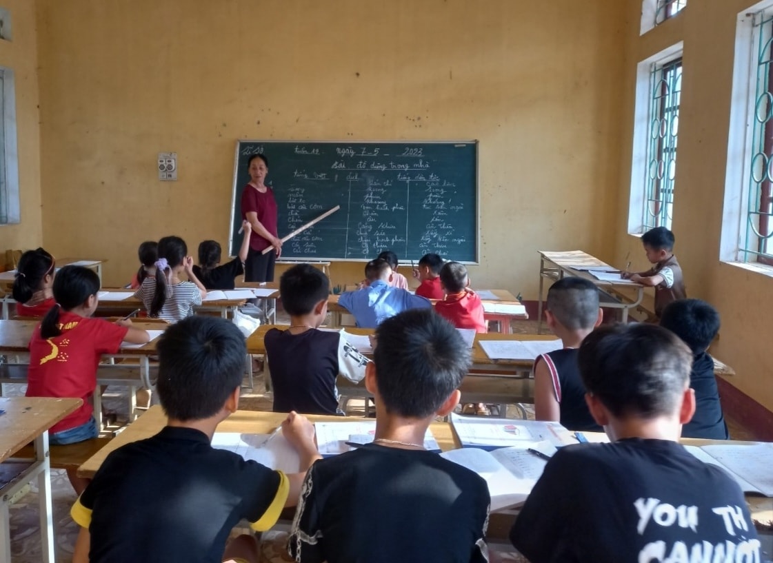 Dạy tiếng DTTS giúp học sinh hình thành những phẩm chất tốt đẹp, có tình yêu đối với tiếng mẹ đẻ, có ý thức về cội nguồn và bản sắc dân tộc, góp phần giữ gìn, phát triển các giá trị ngôn ngữ, văn hoá của cộng đồng DTTS. (Trong ảnh: Lớp học tiếng Sán Chay tại thôn Đồng Bây, xã An Lạc, huyện Sơn Động)