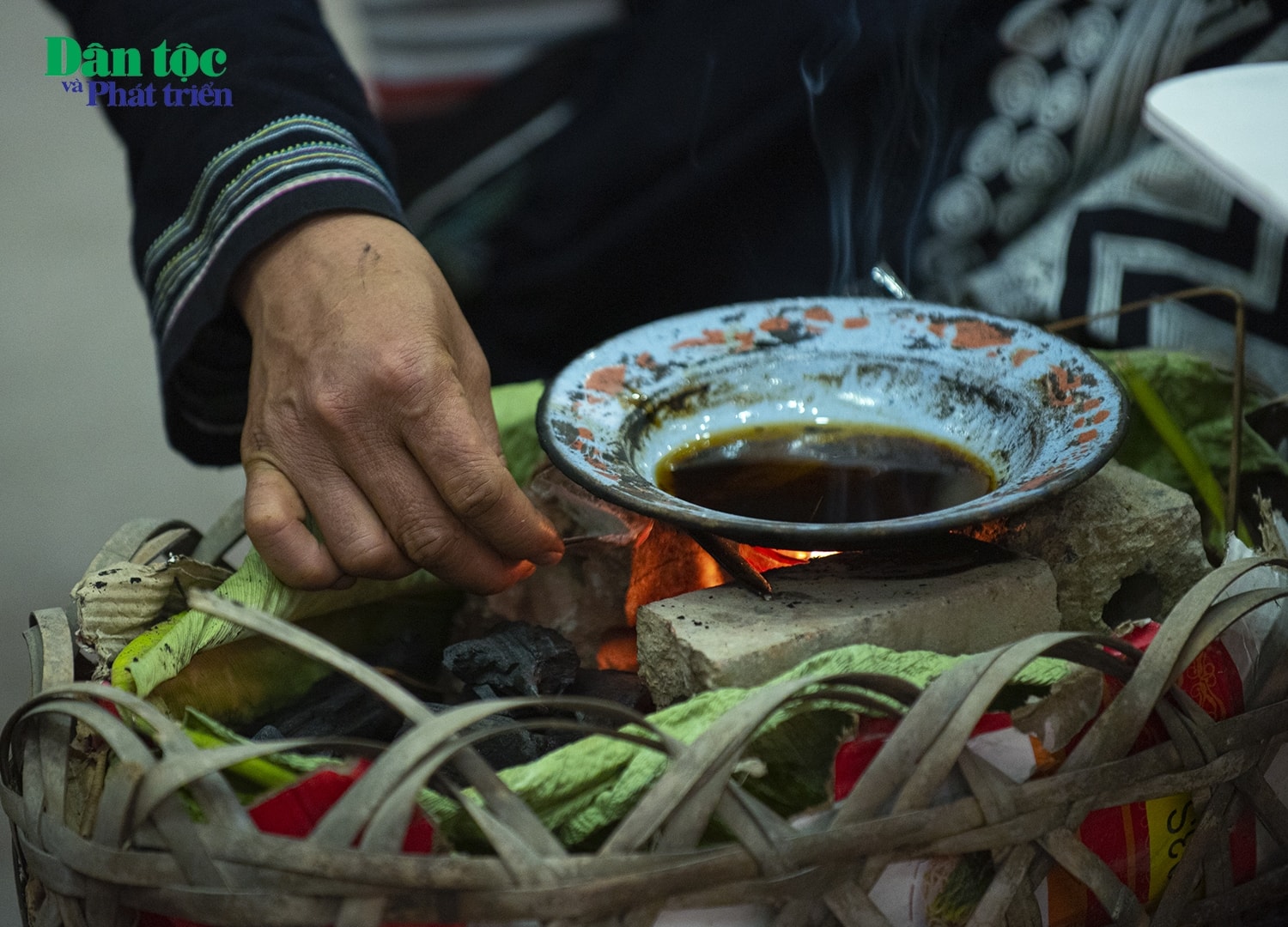 Khi in thì đun sáp ong nóng vừa, nhiệt độ khoảng 70-80 độ C, đủ để sáp bám vào vải.