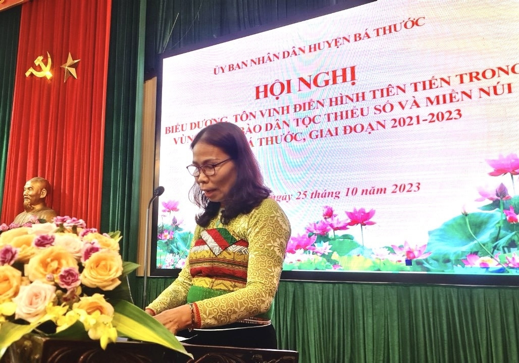 Bà Trương Thị Mầu, dân tộc Mường, Giám đốc phòng khám Đa khoa Lương Điền, Thầy thuốc ưu tú, phát biểu tại hội nghị tôn vinh Người có uy tín trong vùng đồng bào DTTS và miền núi huyện Bá Thước 