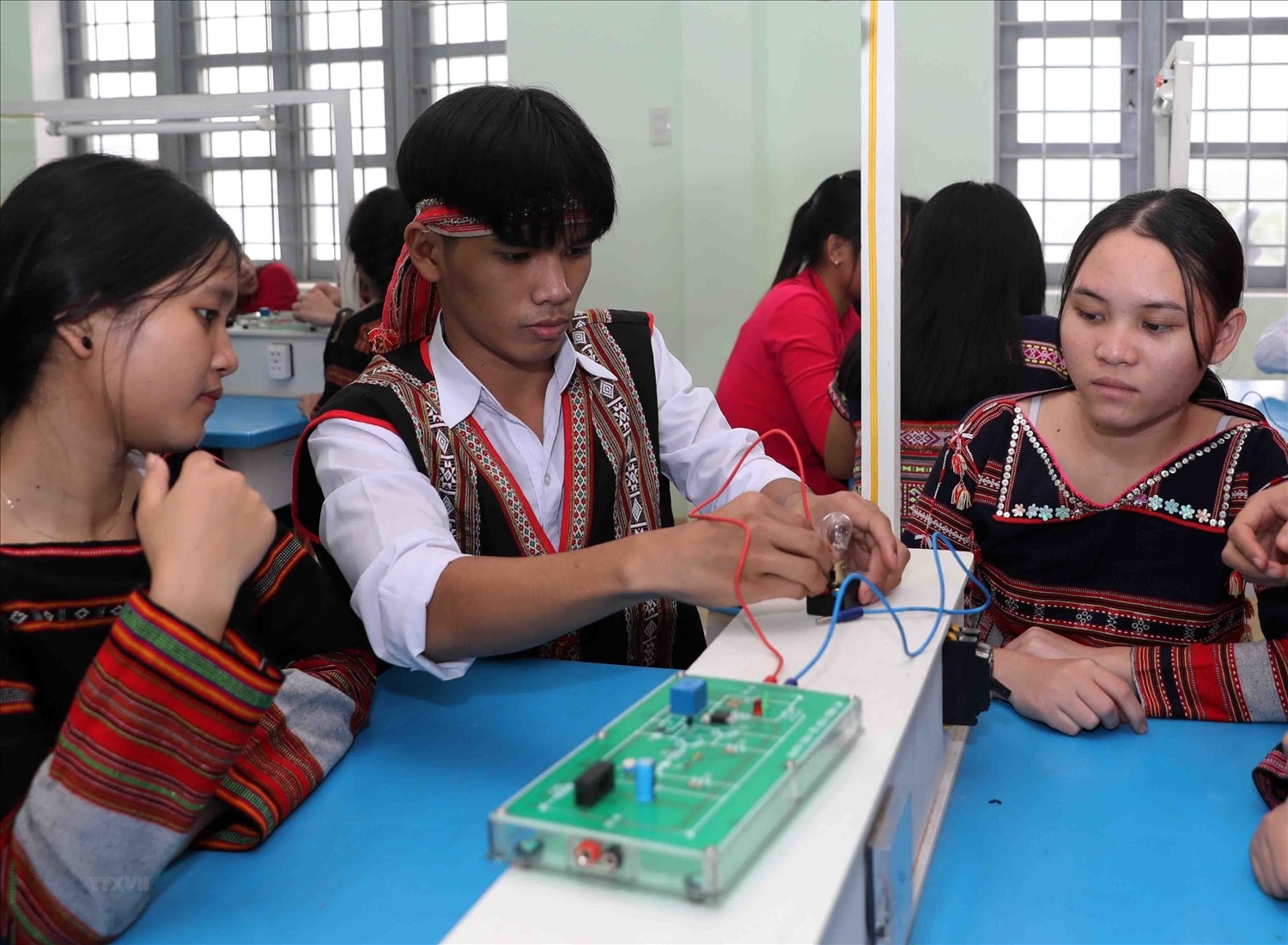 HS người DTTS trong các cơ sở giáo dục nghề nghiệp được thụ hưởng chính sách hỗ trợ học phí, hỗ trợ tiền ăn, chính sách vay vốn tín dụng. 
