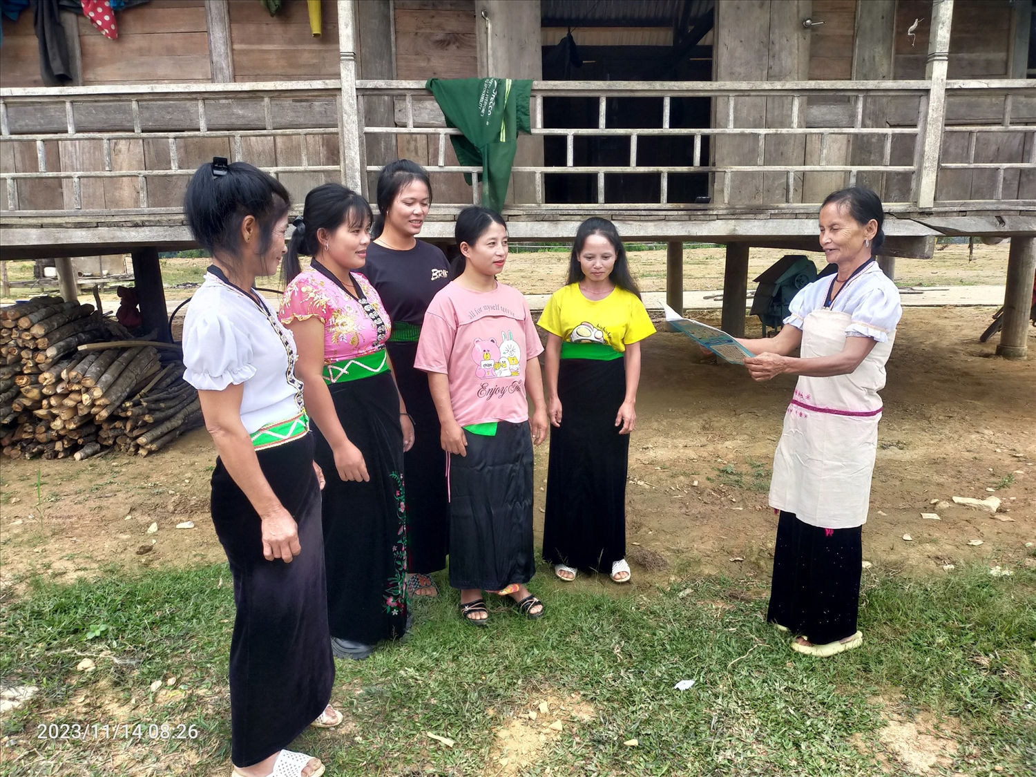Bà Lò Thị Lan, Người có uy tín bản Nậm Vời, xã Nậm Pì, huyện Nậm Nhùn, Lai Châu tuyên truyền, vận động phụ nữ dân tộc Mảng giữ gìn bản sắc văn hóa Bà Lò Thị Lan, Người có uy tín bản Nậm Vời, xã Nậm Pì, huyện Nậm Nhùn, Lai Châu tuyên truyền, vận động phụ nữ dân tộc Mảng giữ gìn bản sắc văn hóa