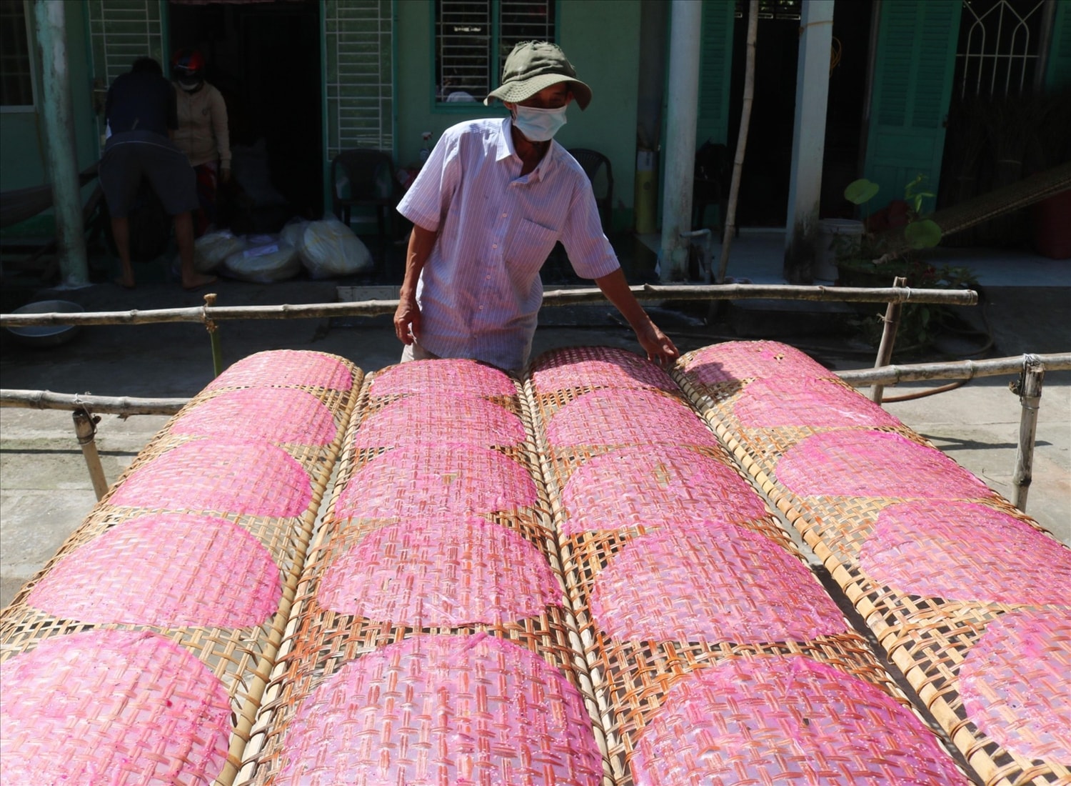Ông Lương Văn Thông, Giám đốc HTX bánh tráng Cù lao Mây phơi bánh tráng thanh long với hương vị và màu sắc hấp dẫn.