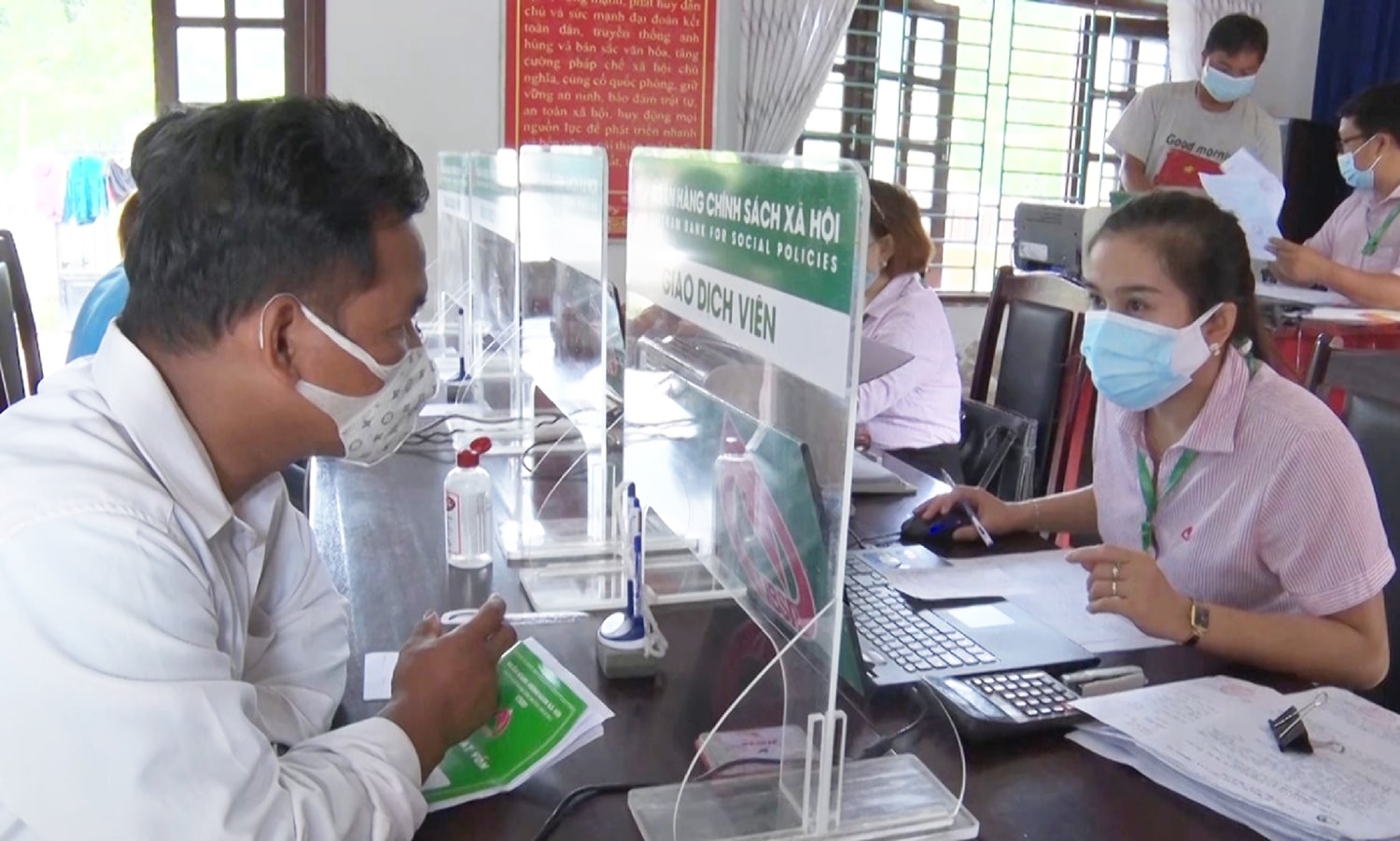 Phòng Giao dịch Ngân hàng CSXH huyện Tây Giang giải ngân cho người dân vay vốn Phòng Giao dịch Ngân hàng CSXH huyện Tây Giang giải ngân cho người dân vay vốn