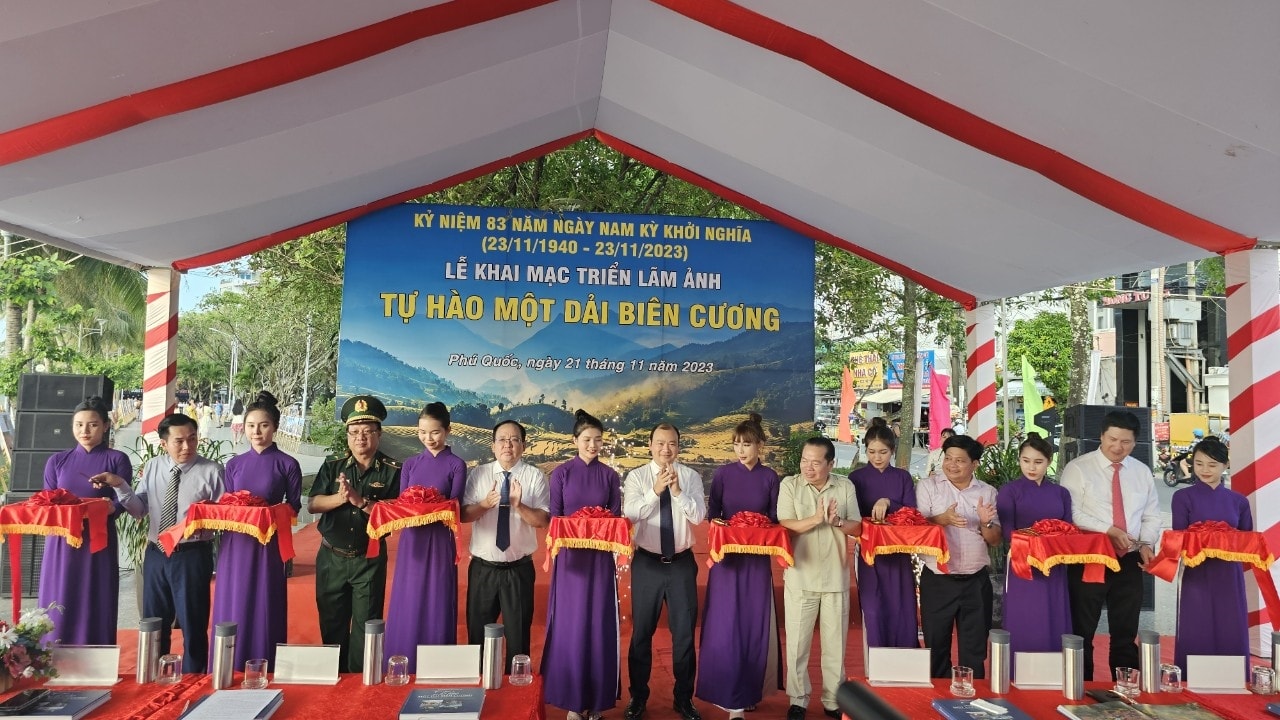 Các đại biểu cắt băng khai mạc triển lãm Các đại biểu cắt băng khai mạc triển lãm