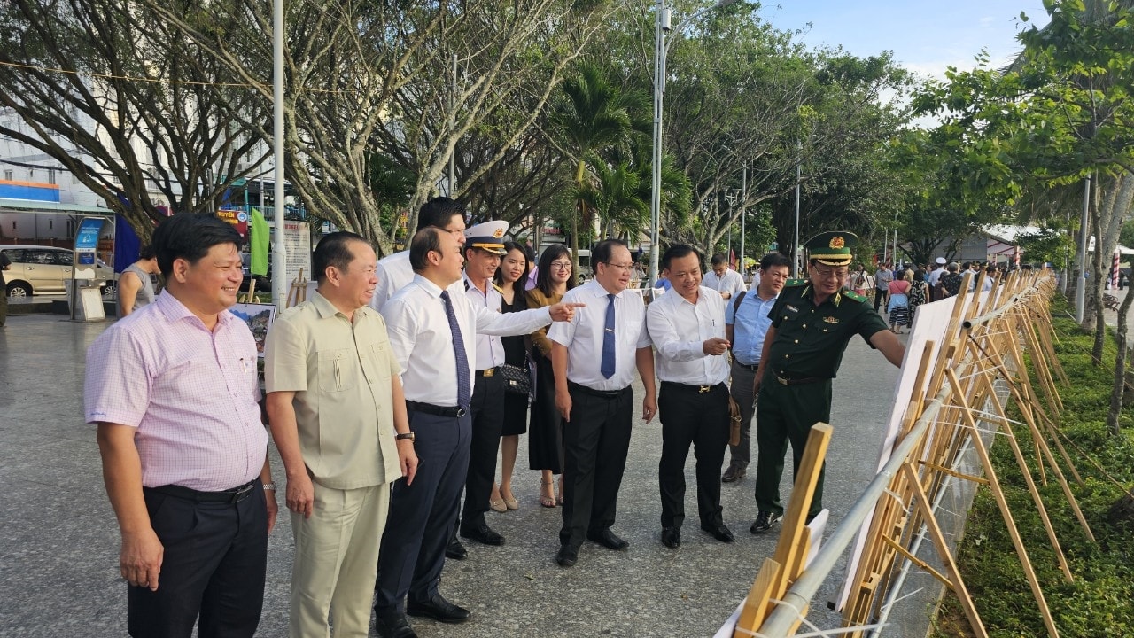 Các đại biểu tham quan, chiêm ngưỡng các tác phẩm triển lãm Các đại biểu tham quan, chiêm ngưỡng các tác phẩm triển lãm