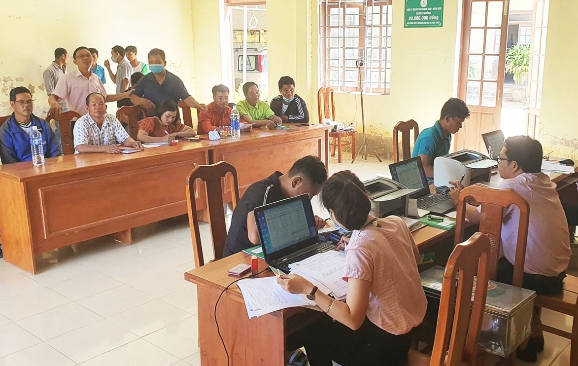 Phòng Giao dịch Ngân hàng CSXH huyện Tây Giang giải ngân cho người dân vay vốn Phòng Giao dịch Ngân hàng CSXH huyện Tây Giang giải ngân cho người dân vay vốn