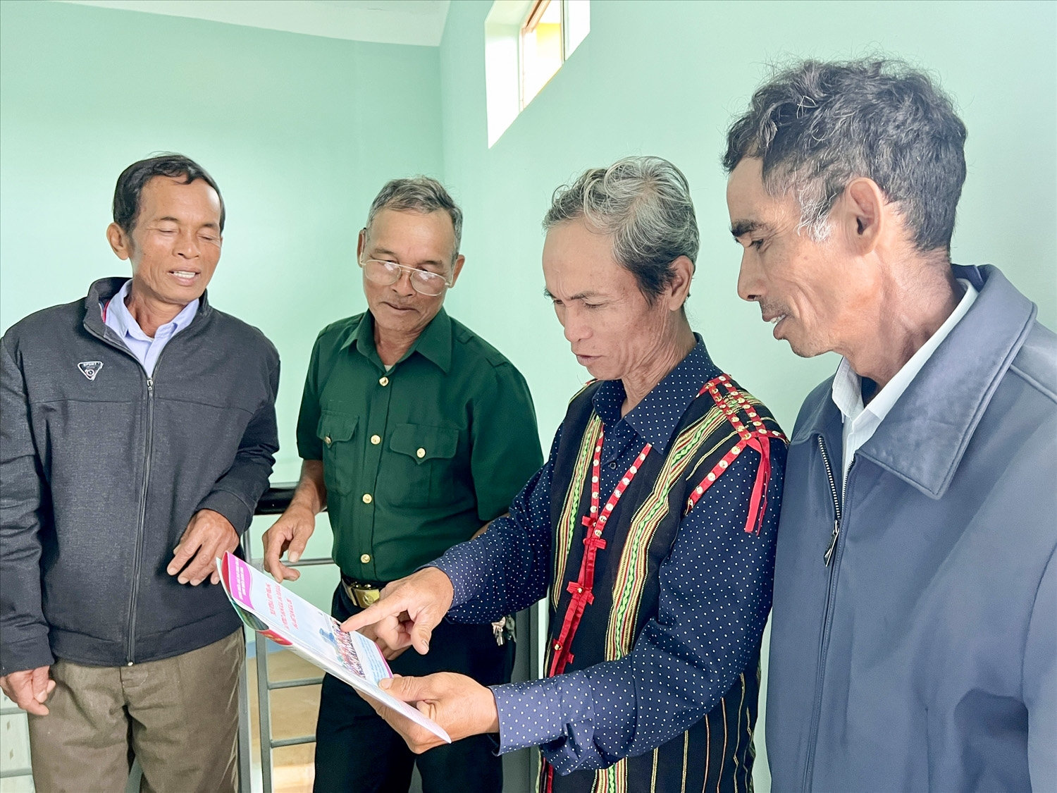 Ông Nay Ky, Trưởng thôn, Người có uy tín thôn Tao Ôr tuyên truyền đồng bào thực hiện mọi chủ trương, đường lối của Đảng, chính sách, pháp luật của Nhà nước