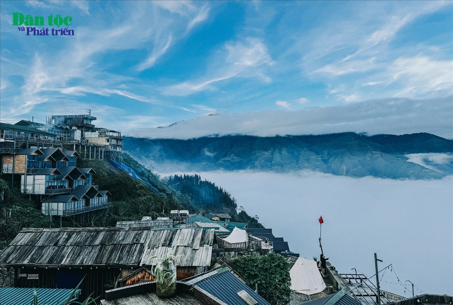 Đến Tà Xùa săn mây, bạn sẽ ngỡ như mình đang ở chốn bồng lai tiên cảnh. (Ảnh: Vàng Ni)