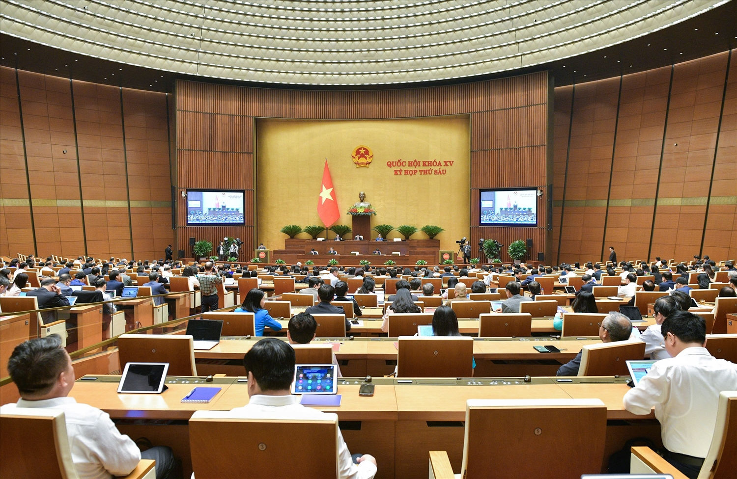 Quang cảnh phiên họp