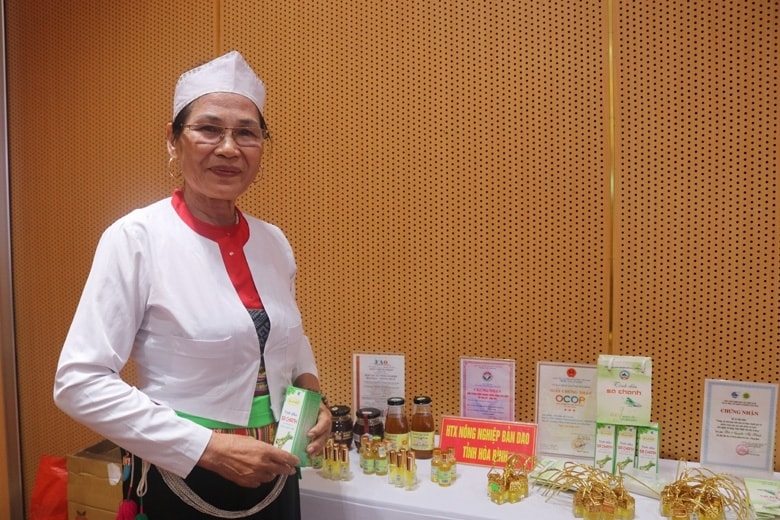 Bà Nguyễn Thị Bình, dân tộc Mường, Giám đốc Hợp tác xã Nông nghiệp Bản Dao Thống Nhất, thành phố Hoà Bình giới thiệu các sản phẩm chiết xuất từ cây sả, cây quế