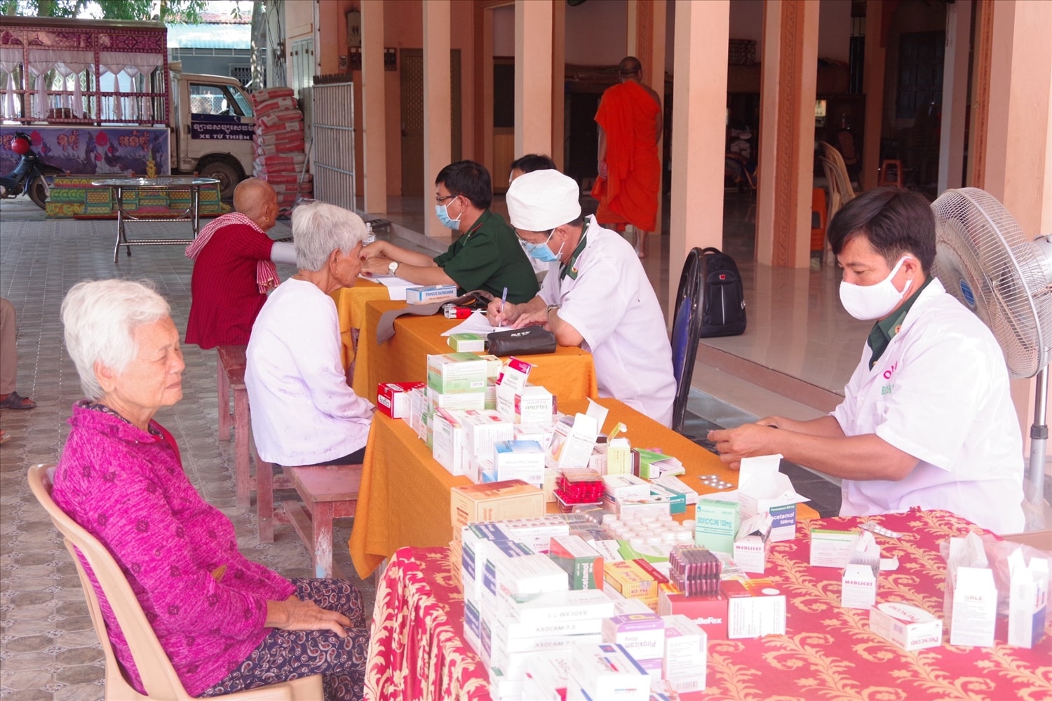 BĐBP Sóc Trăng phối hợp cùng các đơn vị tổ chức khám , cấp thuốc cho đồng bào KVBG BĐBP Sóc Trăng phối hợp cùng các đơn vị tổ chức khám , cấp thuốc cho đồng bào KVBG
