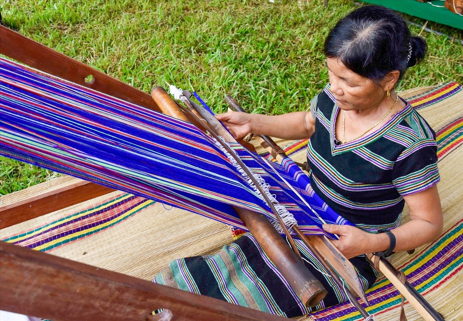 Nghệ nhân dân tộc Xơ đăng huyện Nam Trà My cần mẫn bên khung dệt Nghệ nhân dân tộc Xơ đăng huyện Nam Trà My cần mẫn bên khung dệt