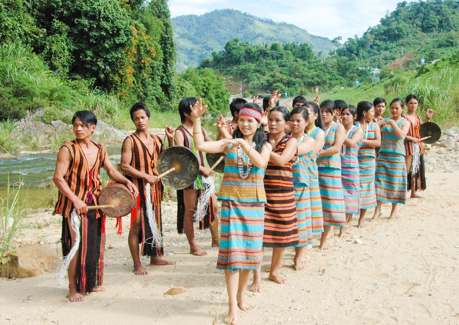 Trang phục cách tân của nam nữ dân tộc Xơ Đăng, huyện Nam Trà My Trang phục cách tân của nam nữ dân tộc Xơ Đăng, huyện Nam Trà My