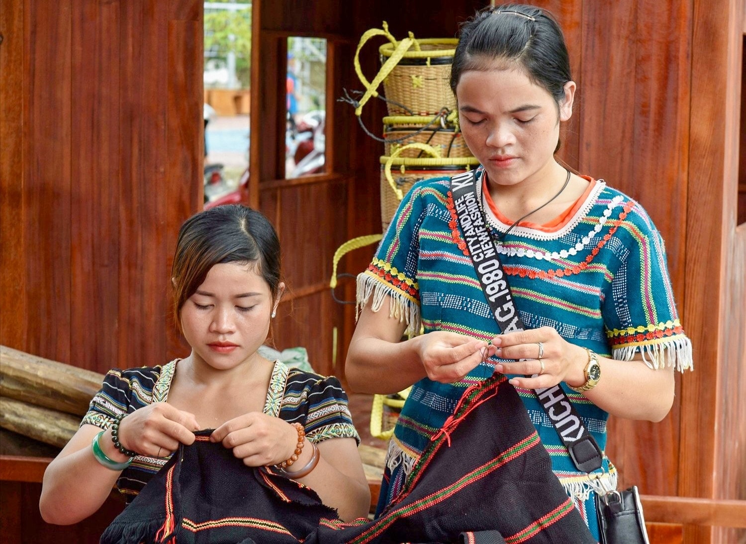 Những cô gái trẻ luôn hào hứng với việc cắt may, sáng tạo trang phục truyền thống dân tộc Những cô gái trẻ luôn hào hứng với việc cắt may, sáng tạo trang phục truyền thống dân tộc