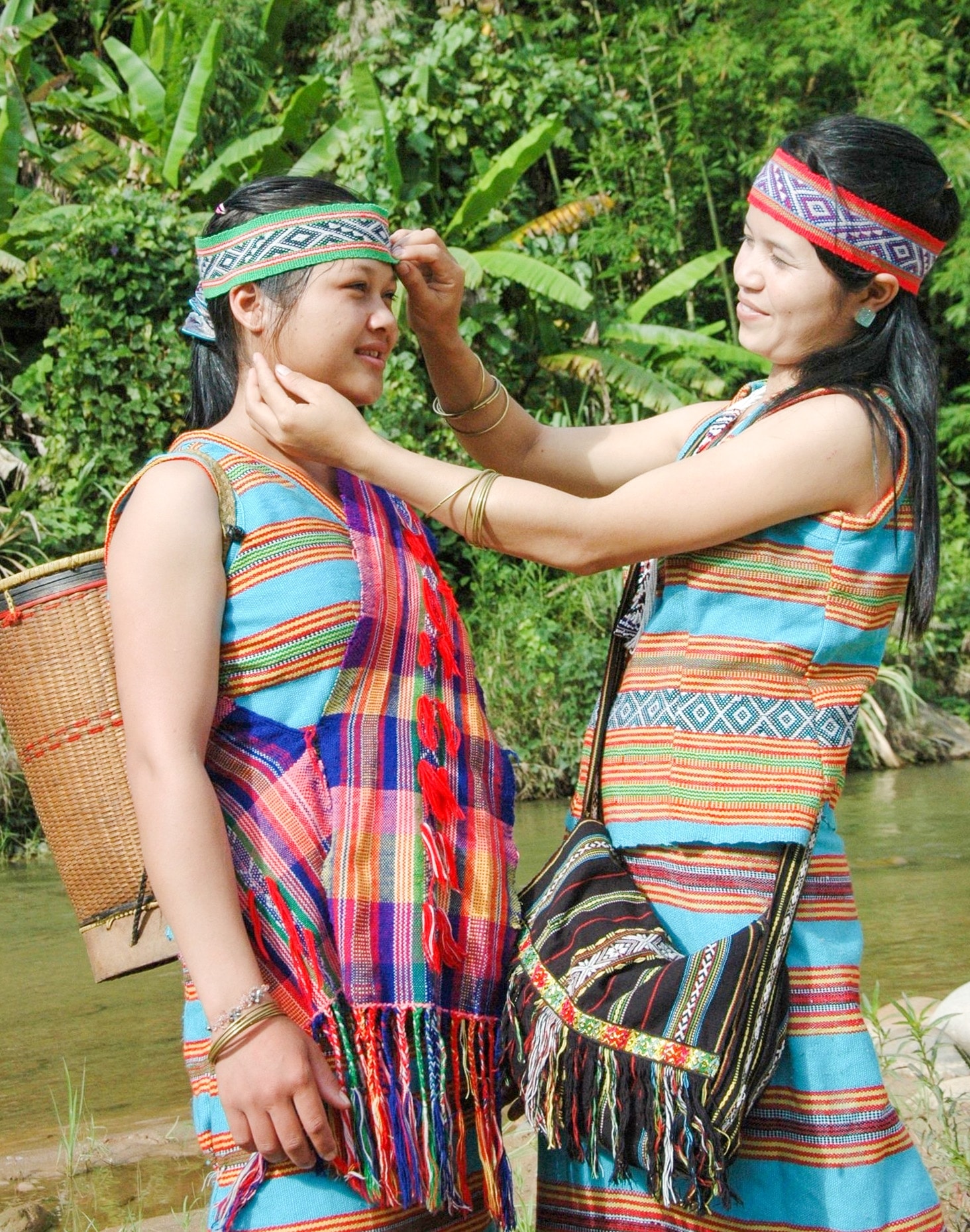 Túi thổ cẩm và sắc phục lễ hội của các cô gái Xơ Đăng Túi thổ cẩm và sắc phục lễ hội của các cô gái Xơ Đăng