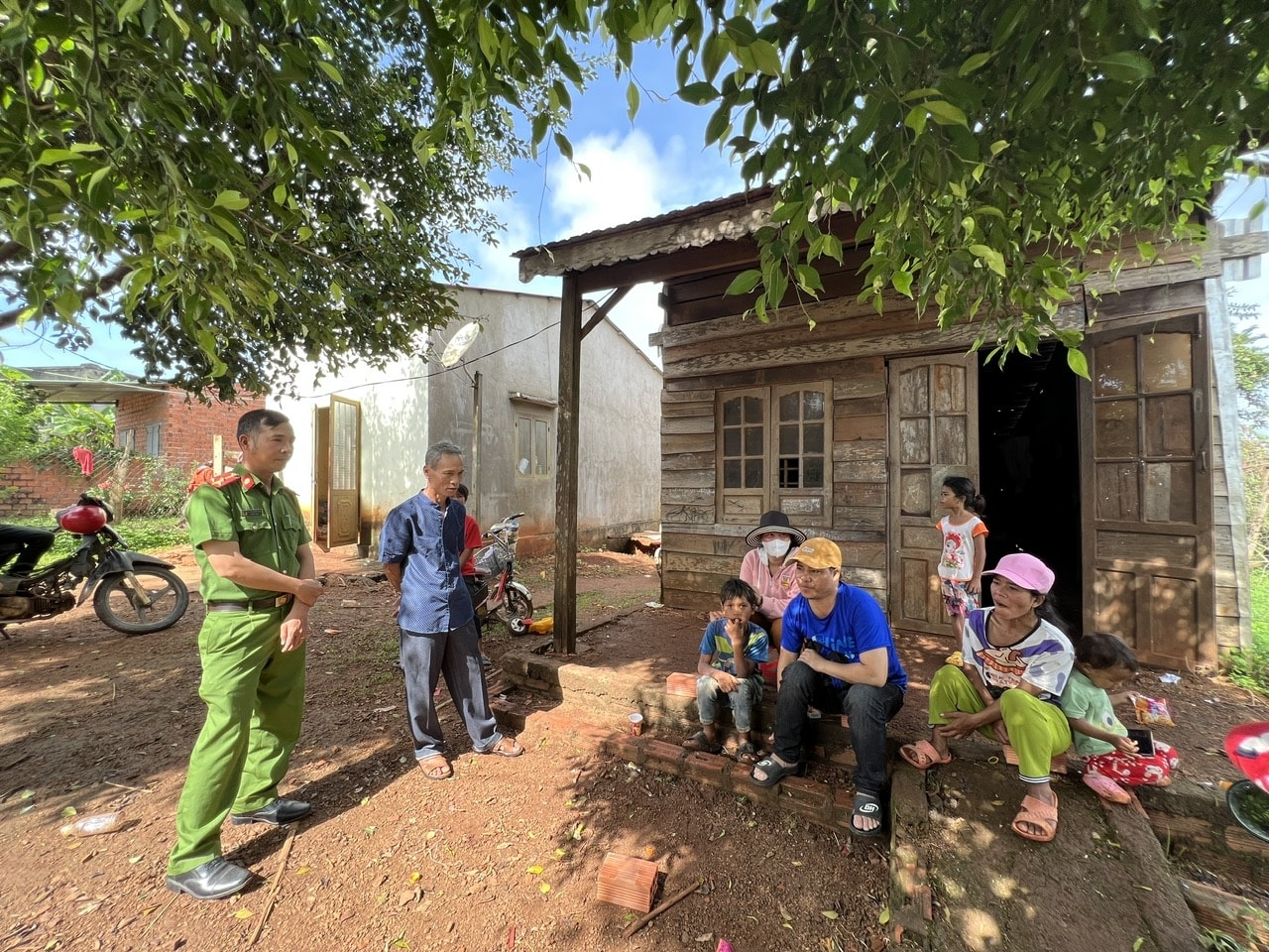 Ông Nay Ky (đứng thứ 2 bên trái), dân tộc Gia Rai, Người có uy tín, ở làng Tao Ôr, xã Ia Roong, huyện Chư Pưh, tỉnh Gia Lai cùng Công an đến nhà dân tuyên truyền Ông Nay Ky (đứng thứ 2 bên trái), dân tộc Gia Rai, Người có uy tín, ở làng Tao Ôr, xã Ia Roong, huyện Chư Pưh, tỉnh Gia Lai cùng Công an đến nhà dân tuyên truyền