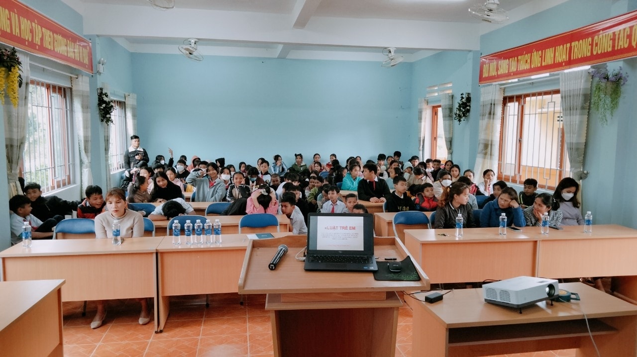 Công tác tuyên truyền cũng được đưa vào các trường học thôn qua các cuộc thi tìm hiểu về pháp luật.