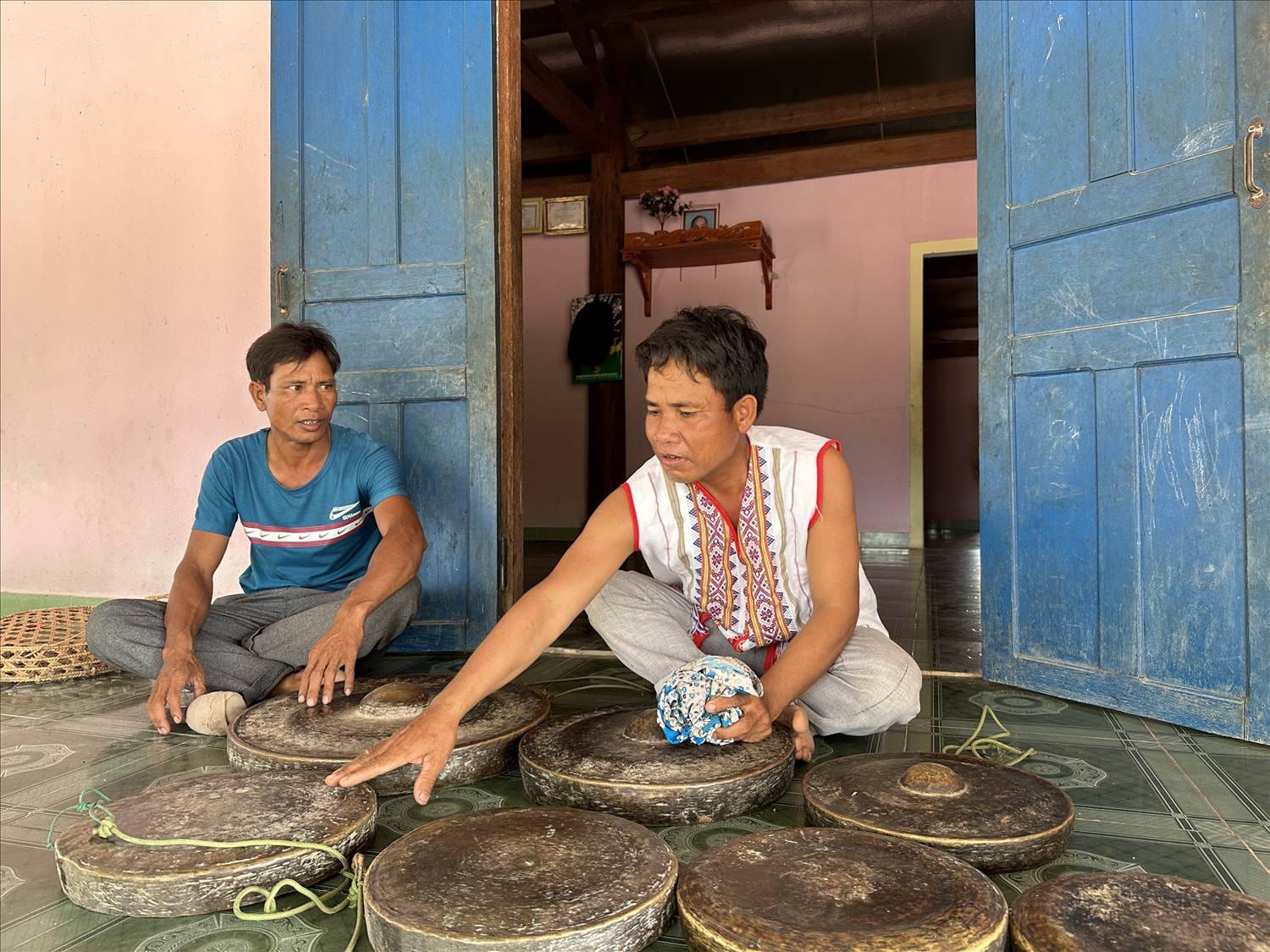 Già A Ngốc (phải) vận động người dân giữ gìn các bộ cồng chiêng.
