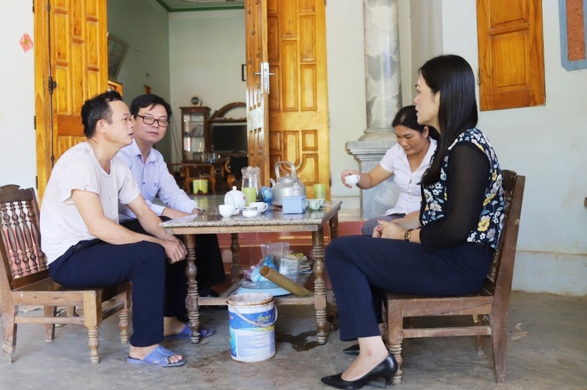 Bà Hoàng Thị Thắm (bìa phải) thăm, chuyện trò với Người có uy tín trong đồng bào DTTS huyện Hàm Yên.