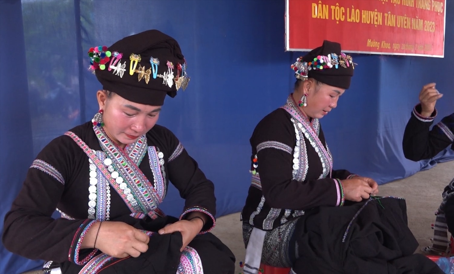 Trang phục của người Lào ở Tân Uyên có màu đen, chân váy được dệt nhiều hoa văn màu trắng, xanh và đỏ. Điểm nhấn là những đường may và thêu tay cầu kỳ Trang phục của người Lào ở Tân Uyên có màu đen, chân váy được dệt nhiều hoa văn màu trắng, xanh và đỏ. Điểm nhấn là những đường may và thêu tay cầu kỳ