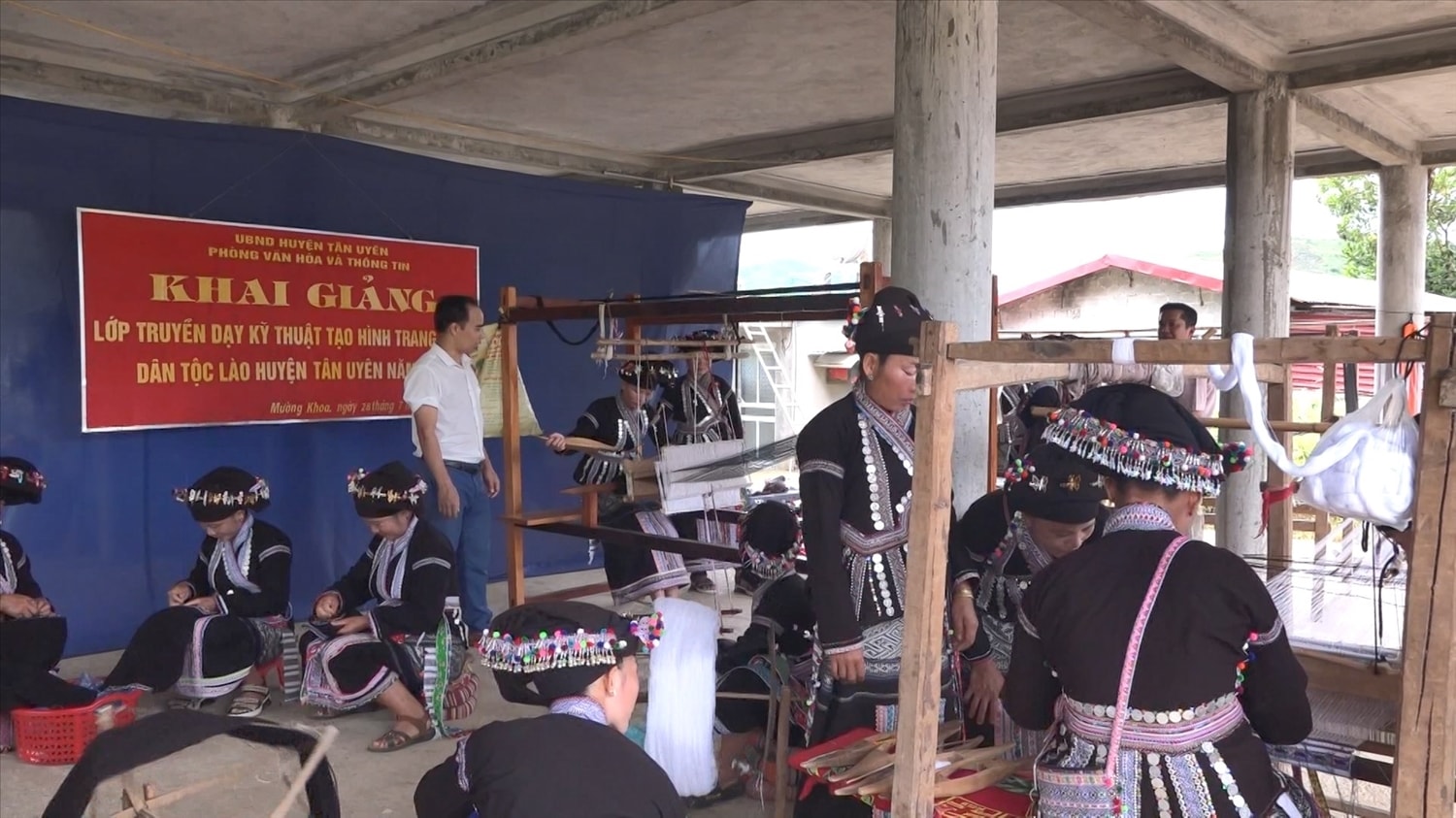 Nghề dệt, may thêu trang phục truyền thống được đồng bào Lào ở huyện Tân Uyên, tỉnh Lai Châu giữ gìn Nghề dệt, may thêu trang phục truyền thống được đồng bào Lào ở huyện Tân Uyên, tỉnh Lai Châu giữ gìn