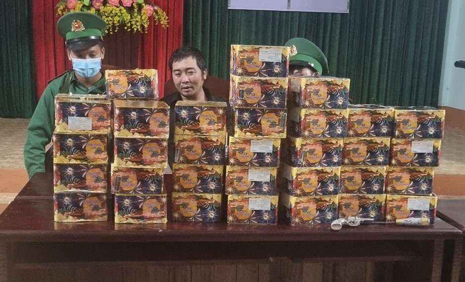 Đối tượng và tang vật bị bắt giữ Đối tượng và tang vật bị bắt giữ