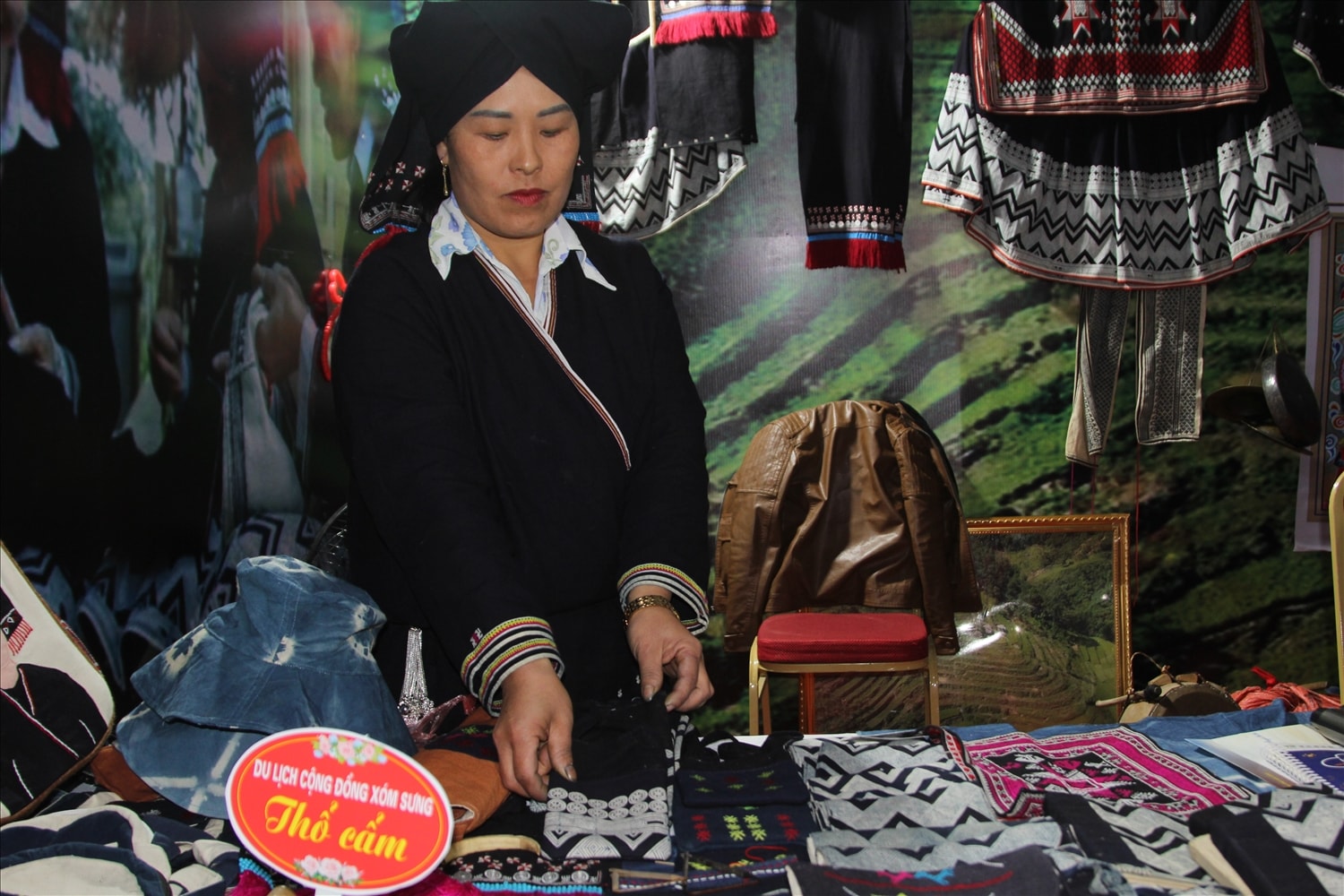 Trang phục thổ cẩm truyền thống của dân tộc Dao tiền Trang phục thổ cẩm truyền thống của dân tộc Dao tiền