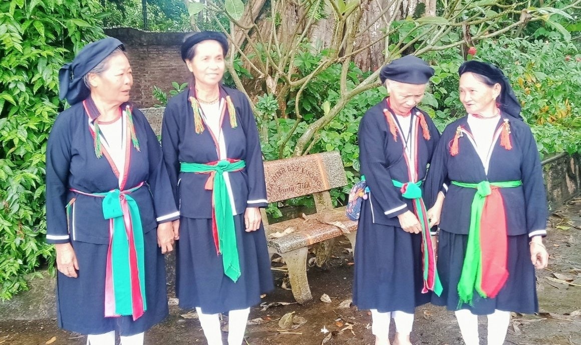 Bà con dân tộc Sán Dìu, xóm Tam Thái, xã Hóa Thượng, huyện Đồng Hỷ, hát Soọng cô. Bà con dân tộc Sán Dìu, xóm Tam Thái, xã Hóa Thượng, huyện Đồng Hỷ, hát Soọng cô.