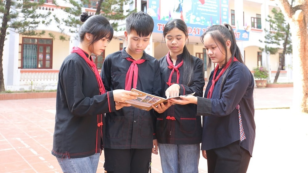 Các em học sinh dân tộc thiểu số tham gia sinh hoạt tại CLB